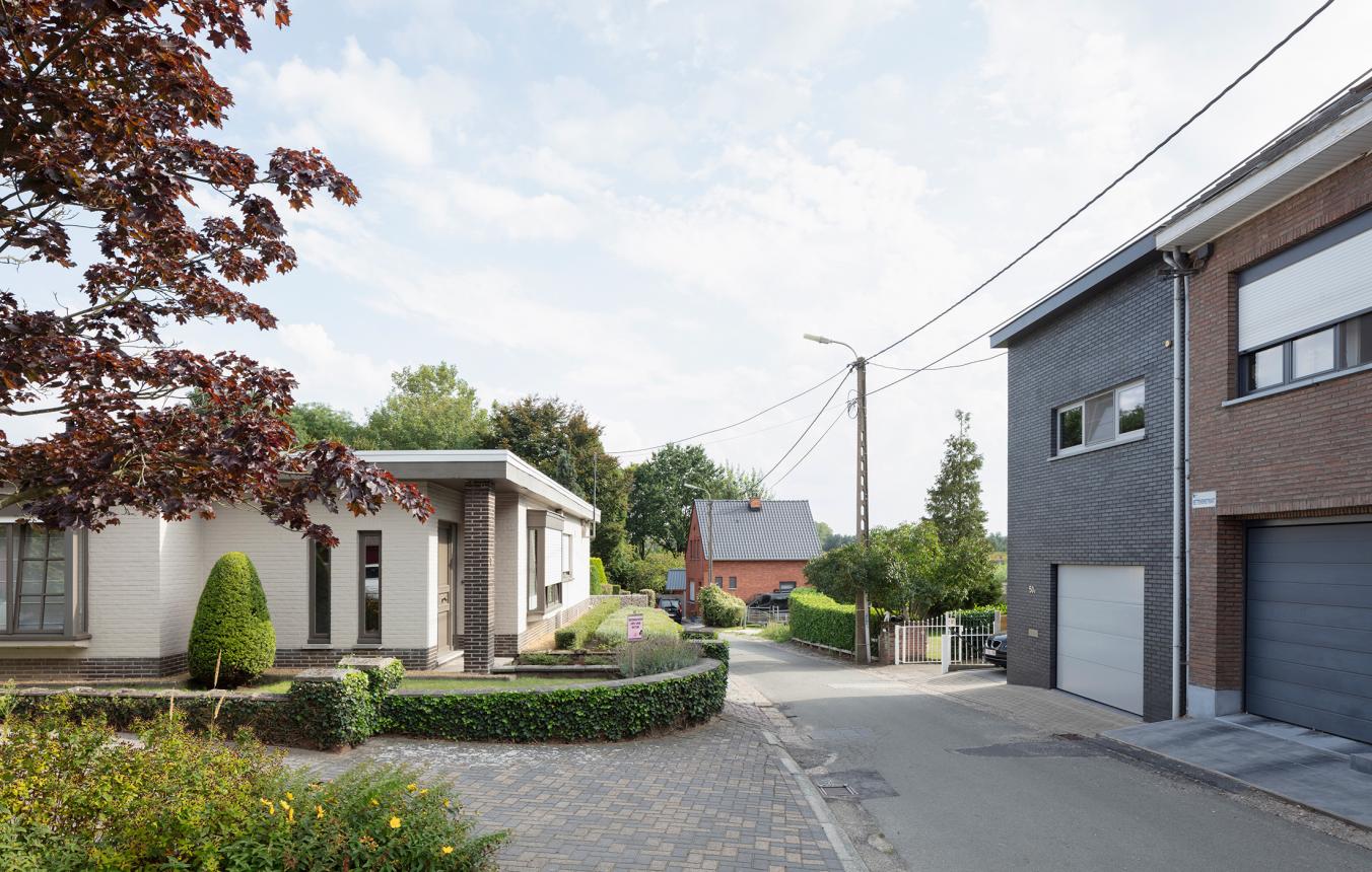 Bouwen van kleine modulaire gezinswoningen in Tielrode