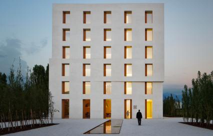 Frontaal zicht op het project Haus 2226 in Lustenau, Oostenrijk. Een project van Baumschlager Eberle Architekten uit 2013. Foto genomen door Eduard Hueber