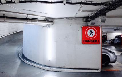 Ondergrondse parkeergarage met waarschuwingsbord voor gevaar voor voetgangers