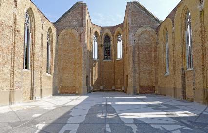 Kunstproject 'Repeat, Sint Amalberga Bossuit'van Ellen Harvey uit 2013 in de ruïnes van de kerk 