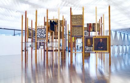 De installatie Every Collection Hides Another Collection in het provinciehuis van Antwerpen