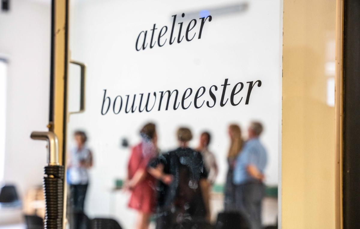 close-up toegangsdeur Atelier Bouwmeester in Brussel
